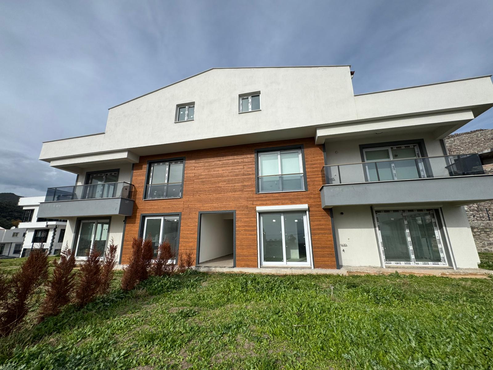 Çandarlı H&M konaklarında deniz manzaralı 1+1 satılık daire